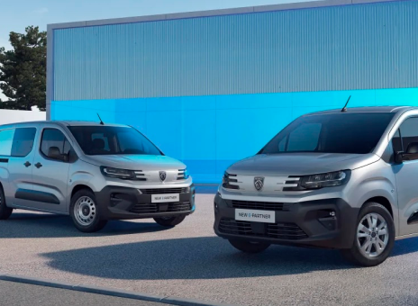 Dois veículos utilitários da marca Peugeot
