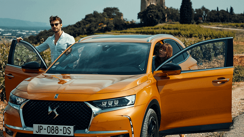 A couple is sitting in they orange DS 3 Crossback